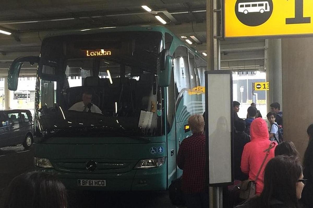un gruppo di persone che sale su un autobus verde