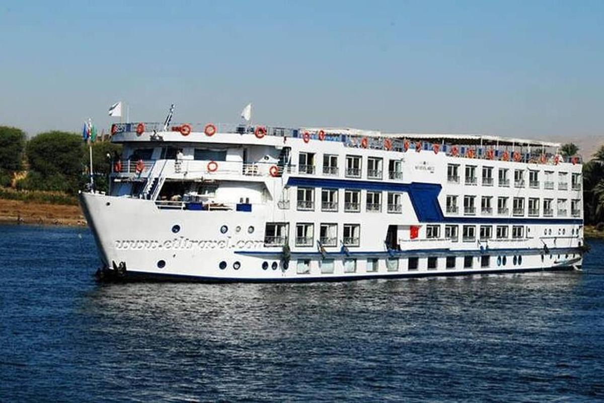 Ένα μεγάλο άσπρο κρουαζιερόπλοιο στο νερό