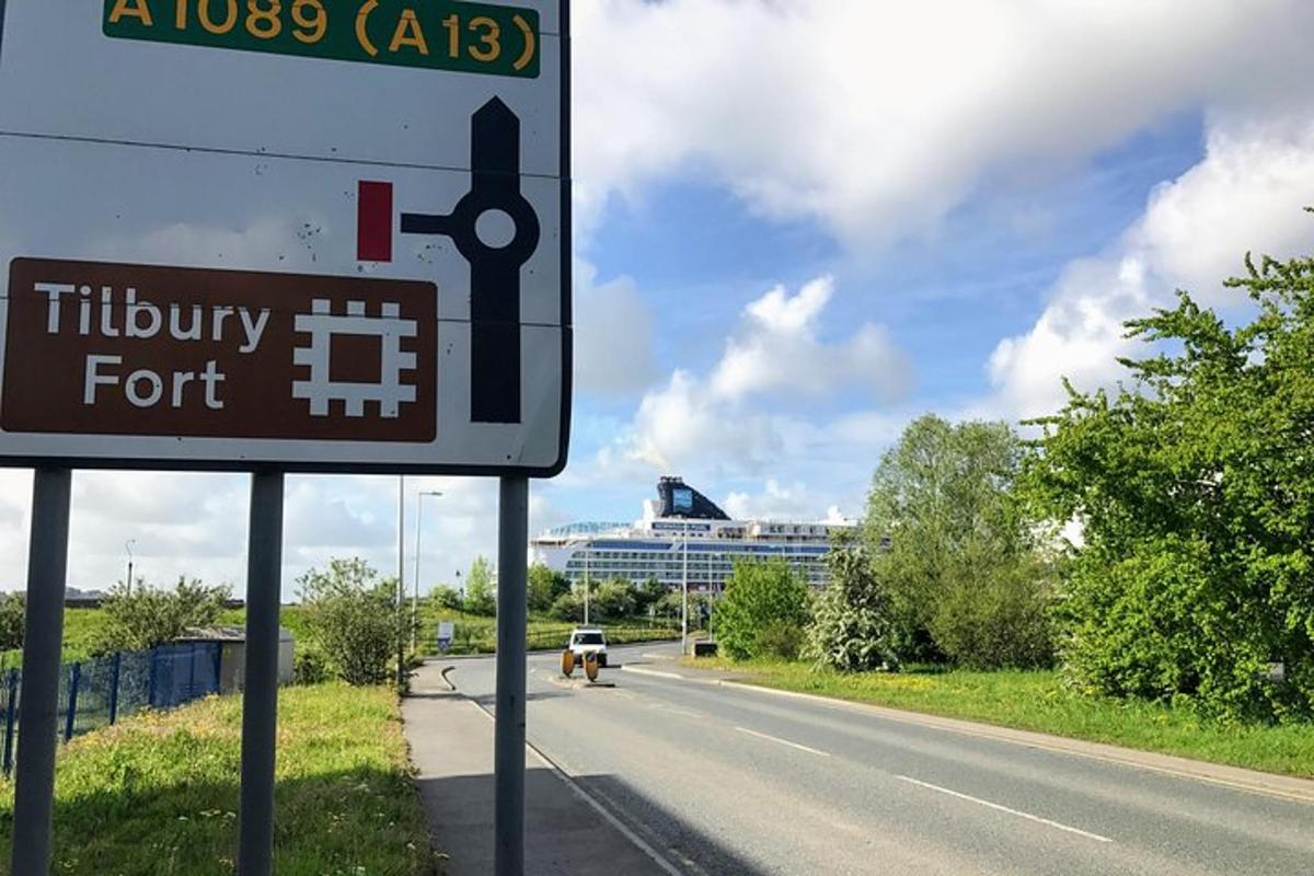 götuskilti við vegkantinn