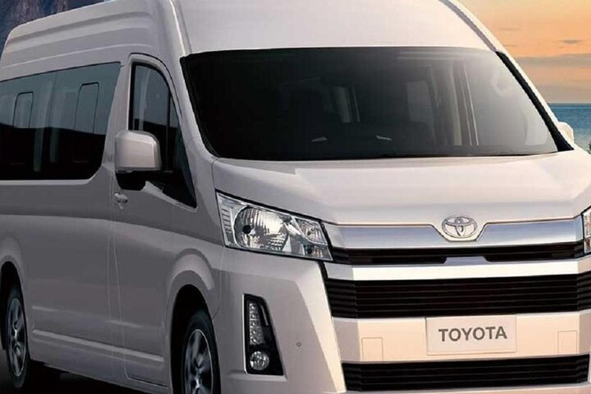 Bílá dodávka Toyota zaparkovaná u oceánu
