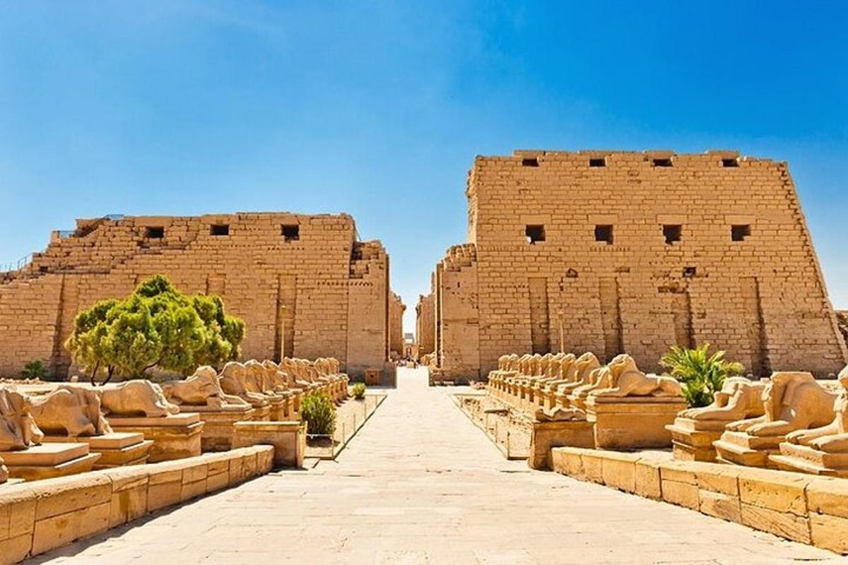 una vista de las ruinas de un edificio