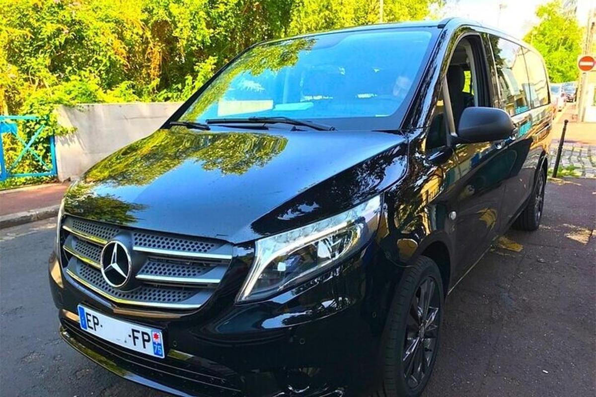 un SUV Mercedes Benz parcheggiato in un parcheggio