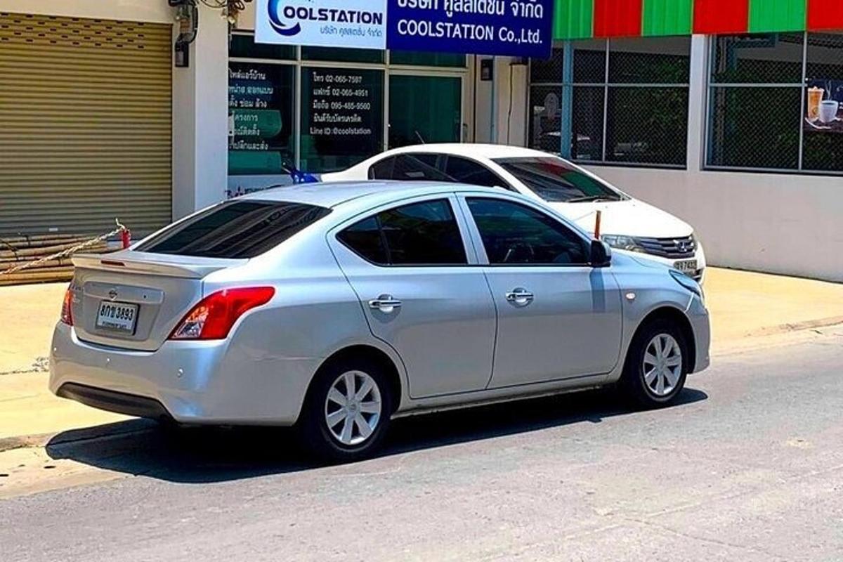 mobil berwarna perak diparkir di pinggir jalan