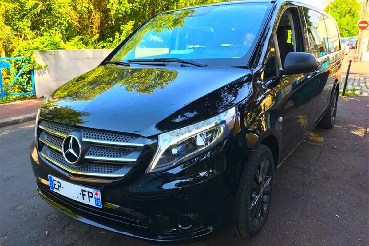 černé auto zaparkované na parkovišti