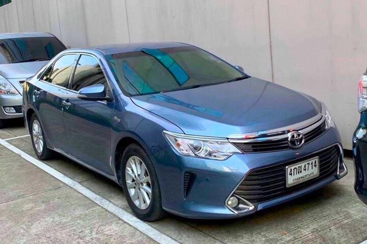 ein blaues Auto auf einem Parkplatz geparkt