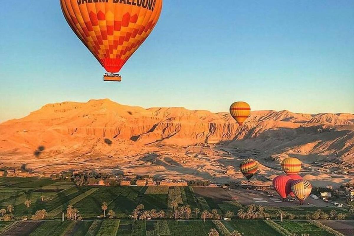 sekumpulan belon udara panas terbang di atas padang pasir