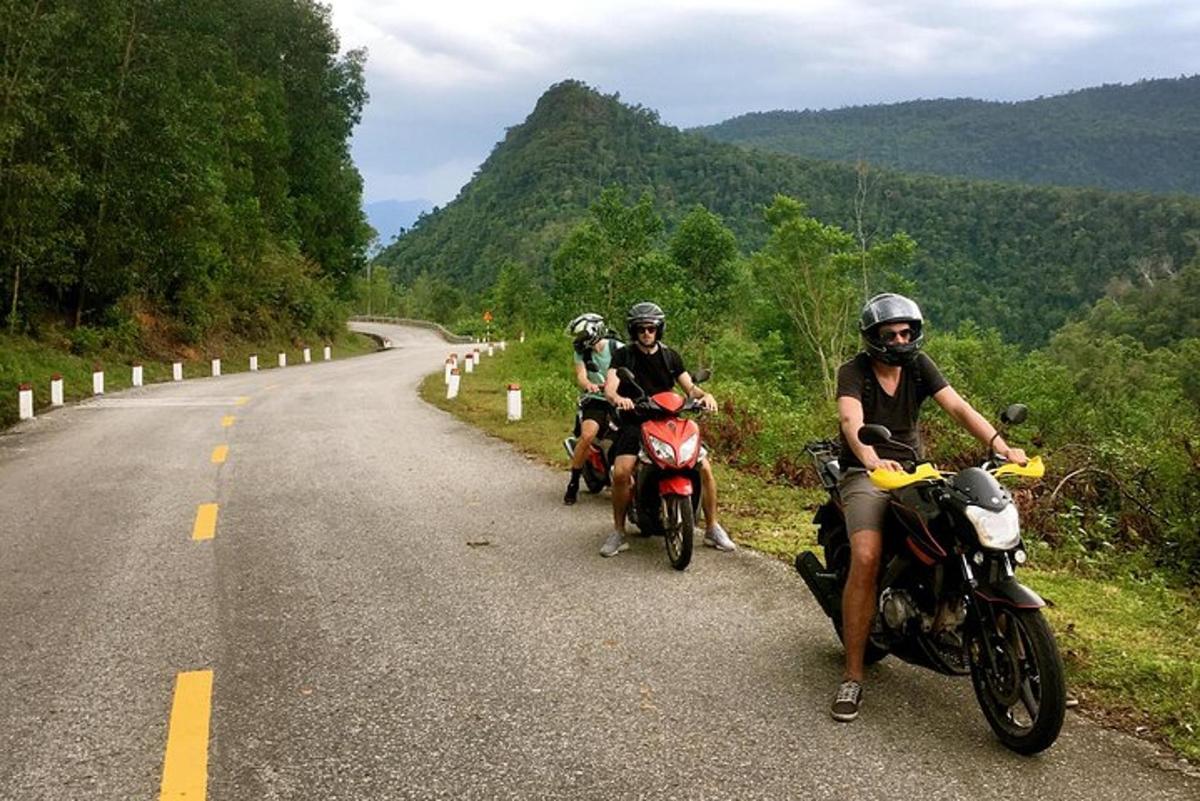 un grup de persones que condueixen motocicletes per una carretera