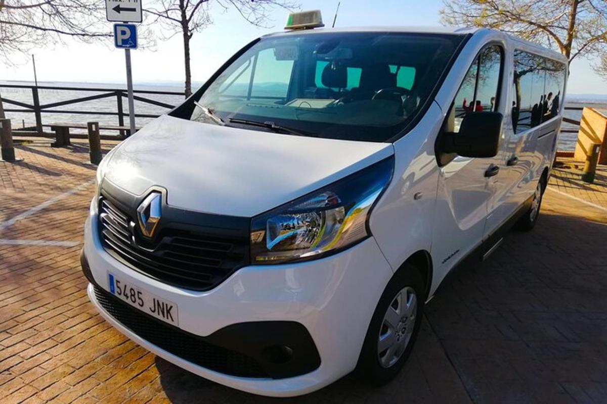 sebuah mobil van putih terparkir di samping air