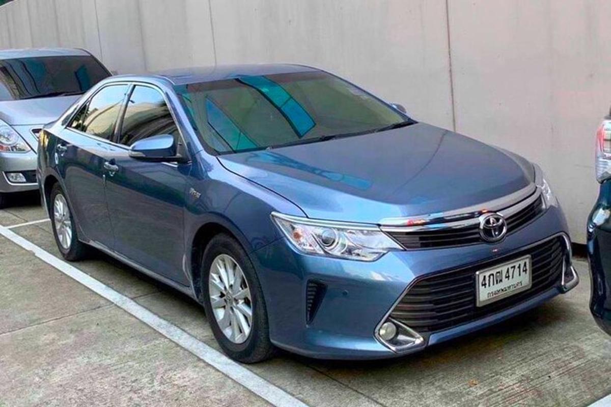 sebuah kereta berwarna biru diletakkan di tempat letak kereta