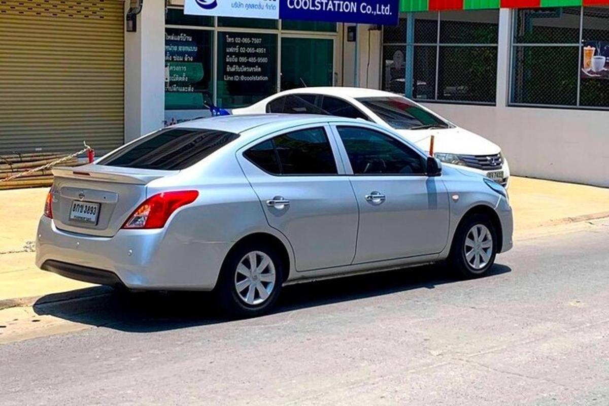 stříbrné auto zaparkované na kraji ulice