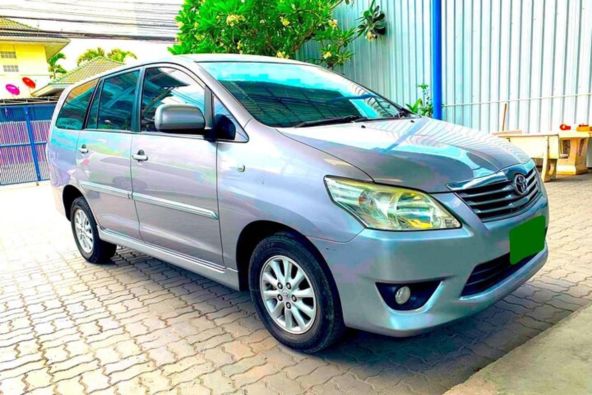 un'auto argentata parcheggiata su una strada di mattoni