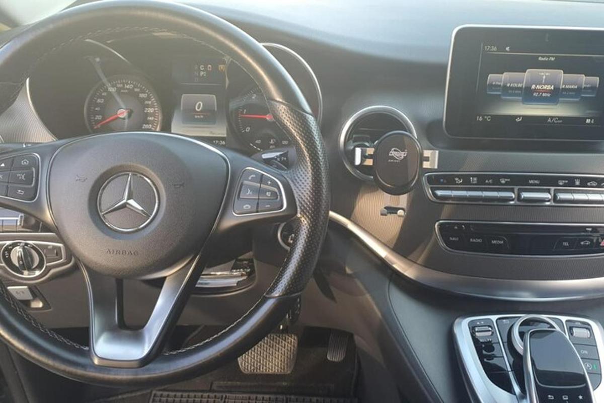 pohled na volant vozu Mercedes Benz