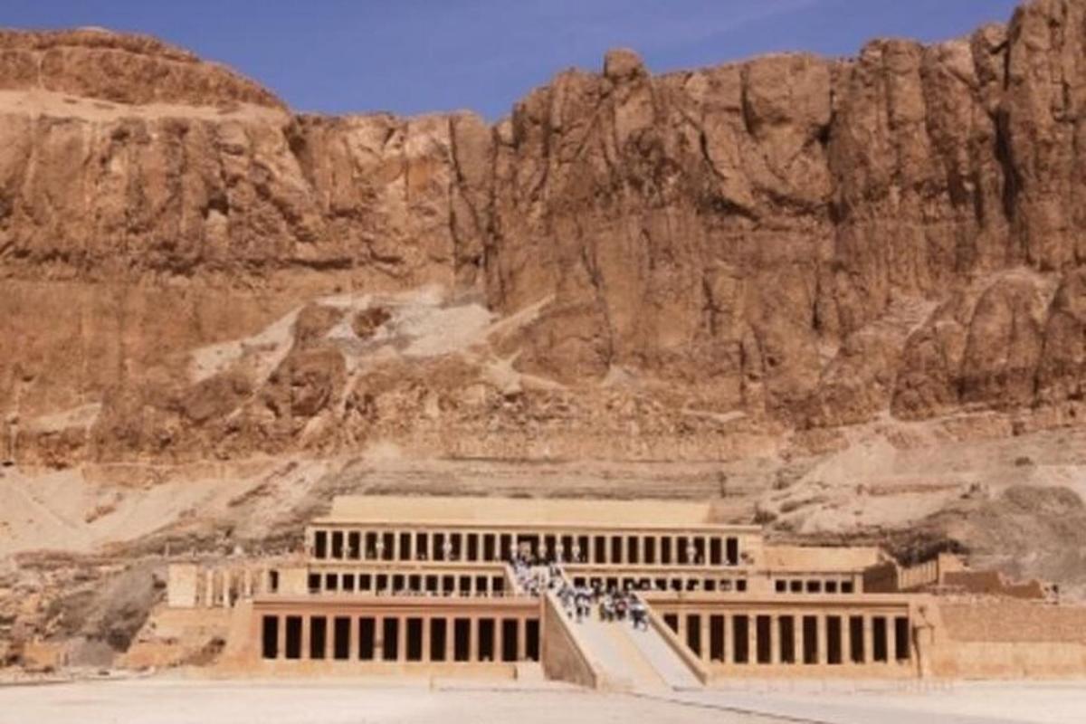 un edifici al mig d'una muntanya
