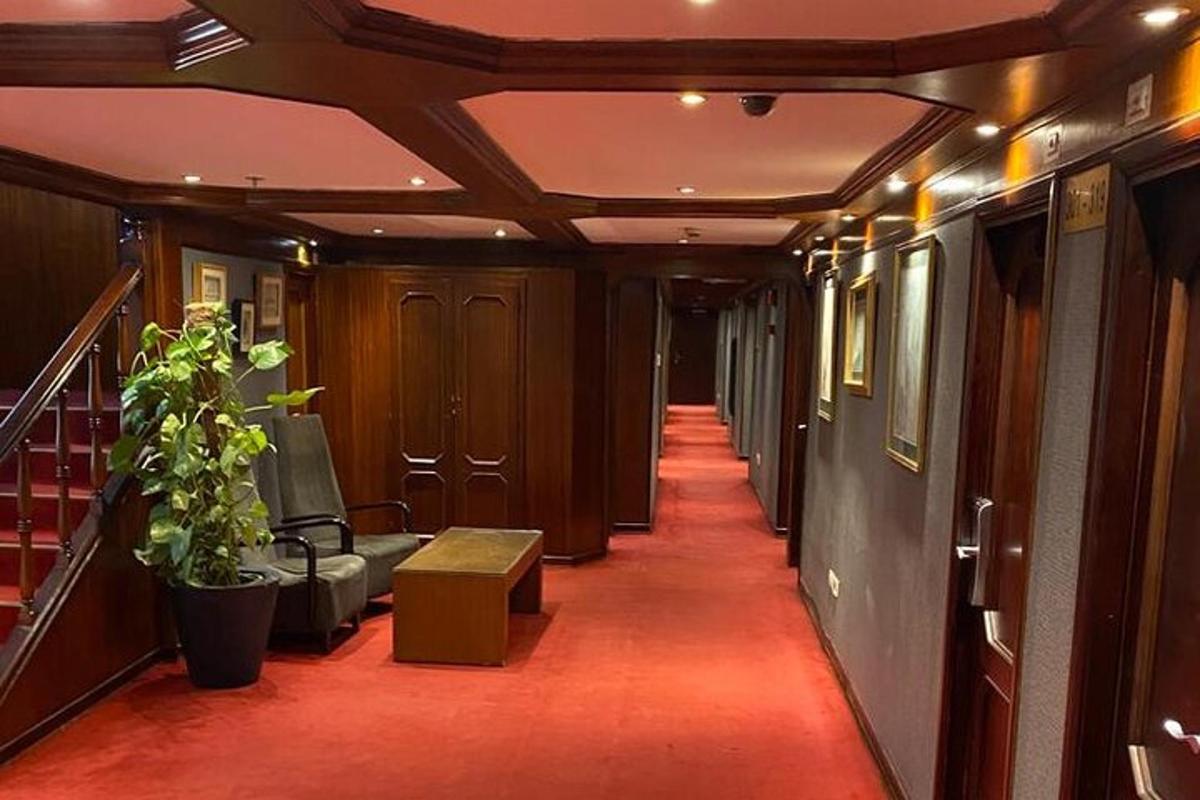 lorong kereta api dengan permaidani merah