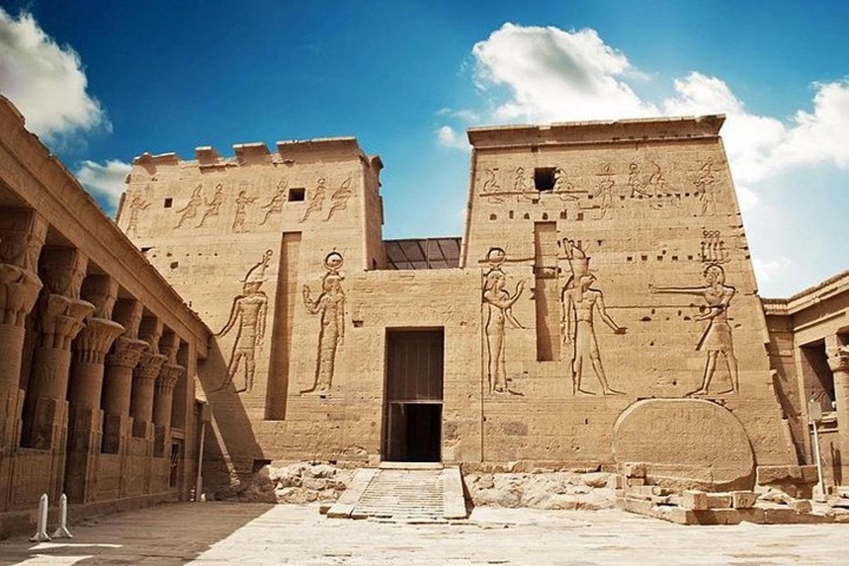 un edifici amb jeroglífics al costat