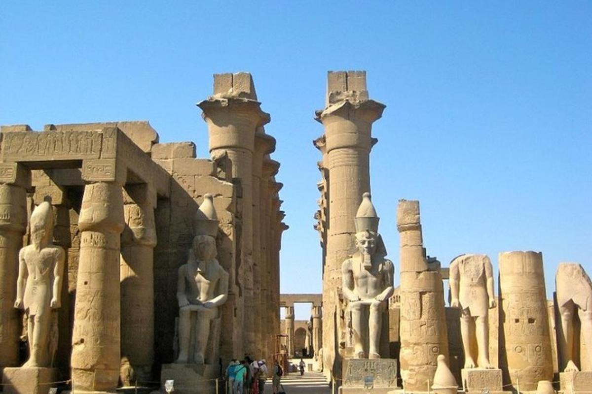 una vista de les ruïnes d'un temple