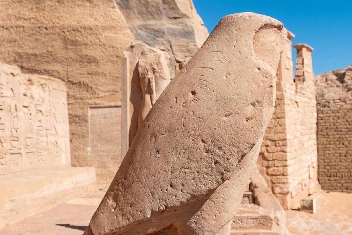 تمثال حجري كبير في مبنى قديم