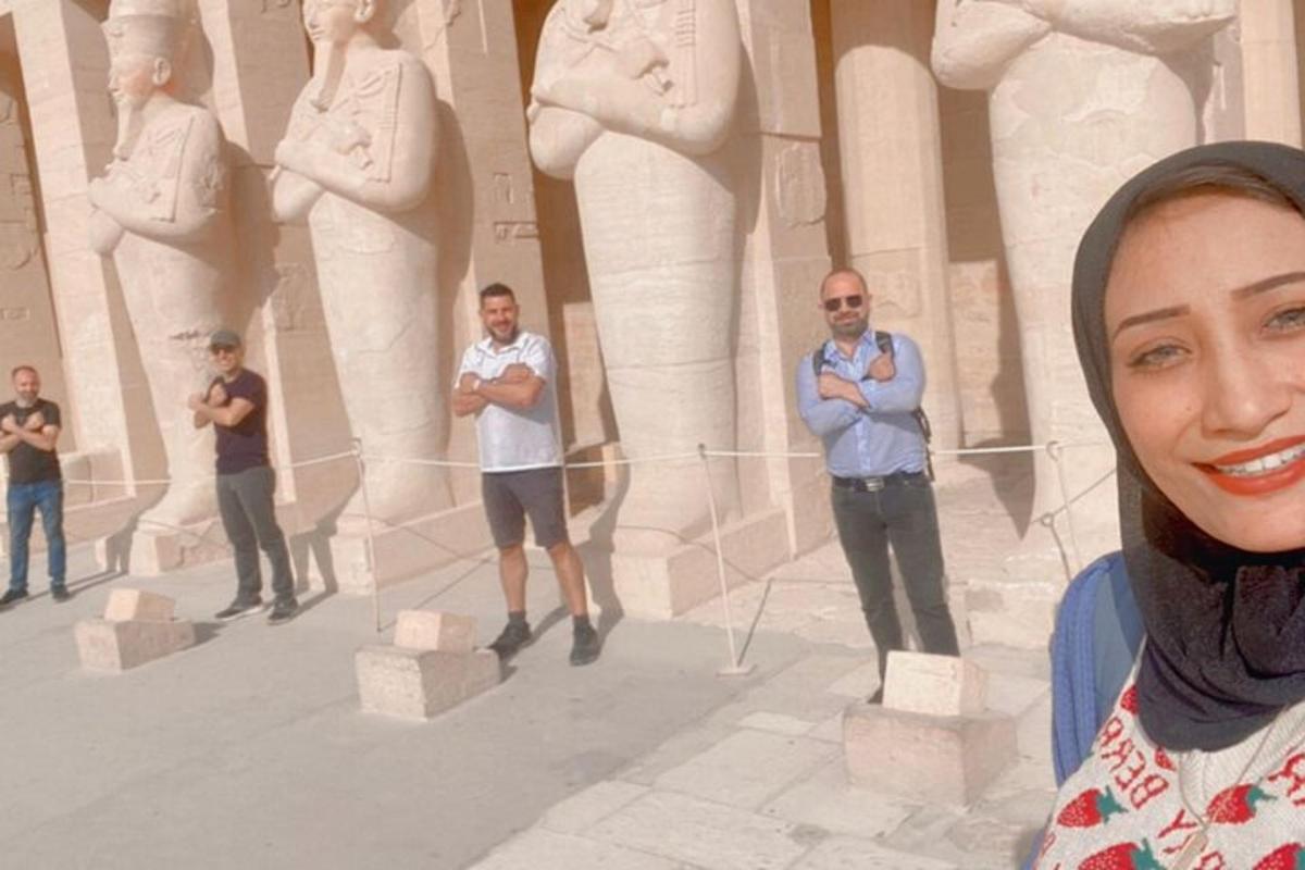 un grup de persones dempeus davant d'una estàtua