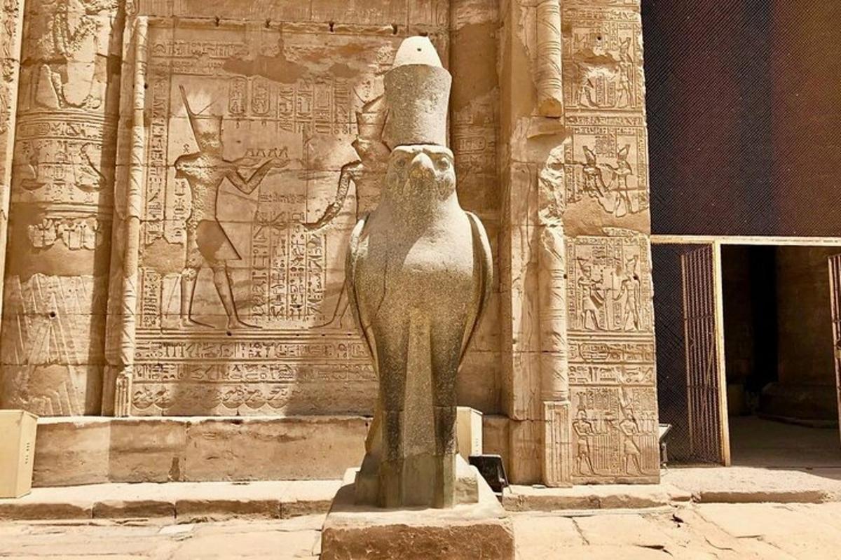 una estàtua d'Anubis situada davant d'un edifici
