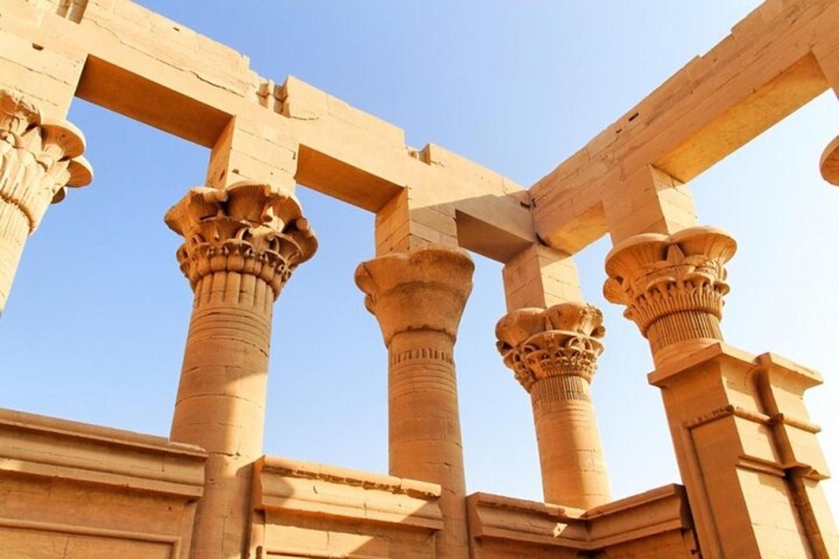 una imatge de les columnes d'un edifici