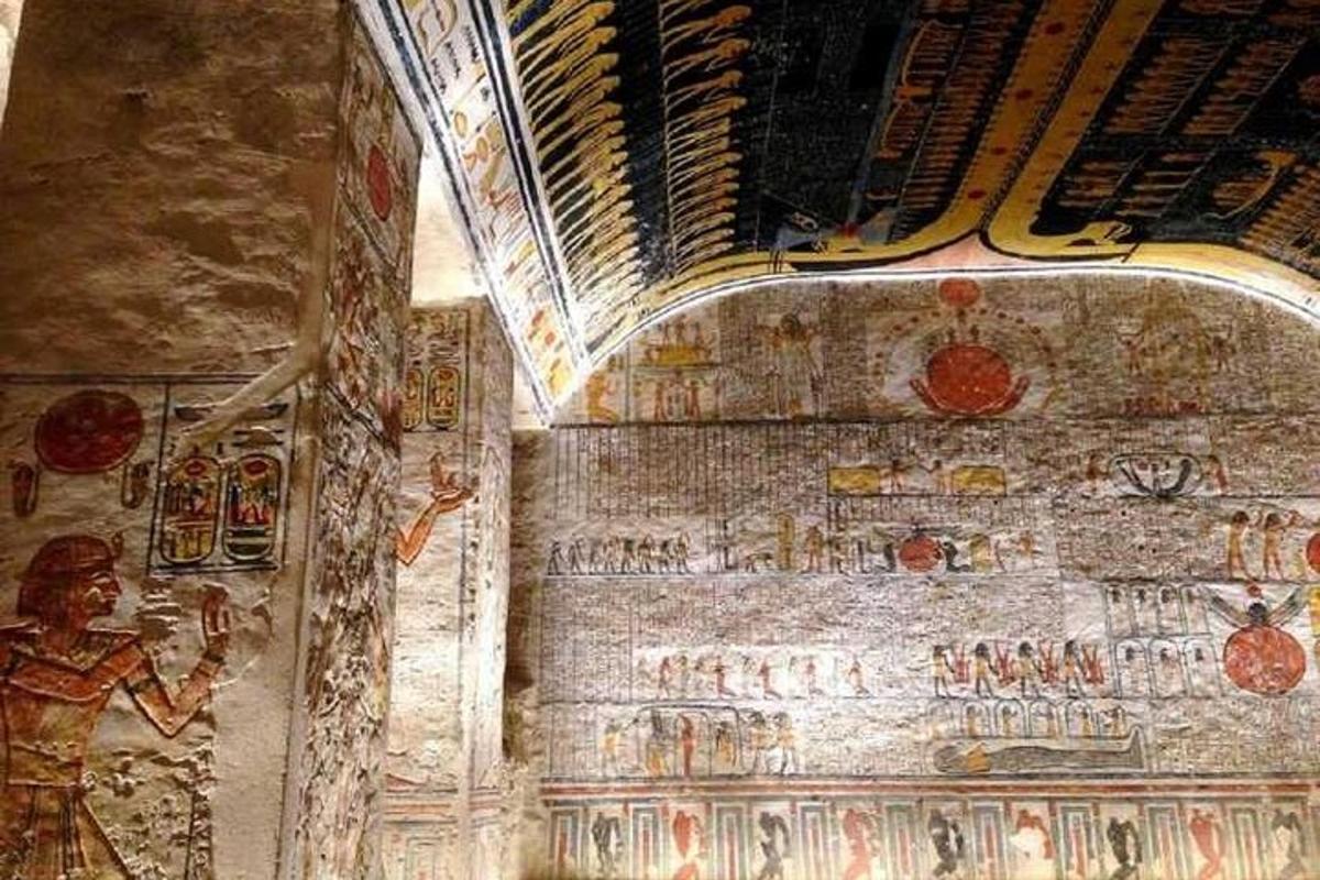 una pared con pinturas en el costado de un edificio