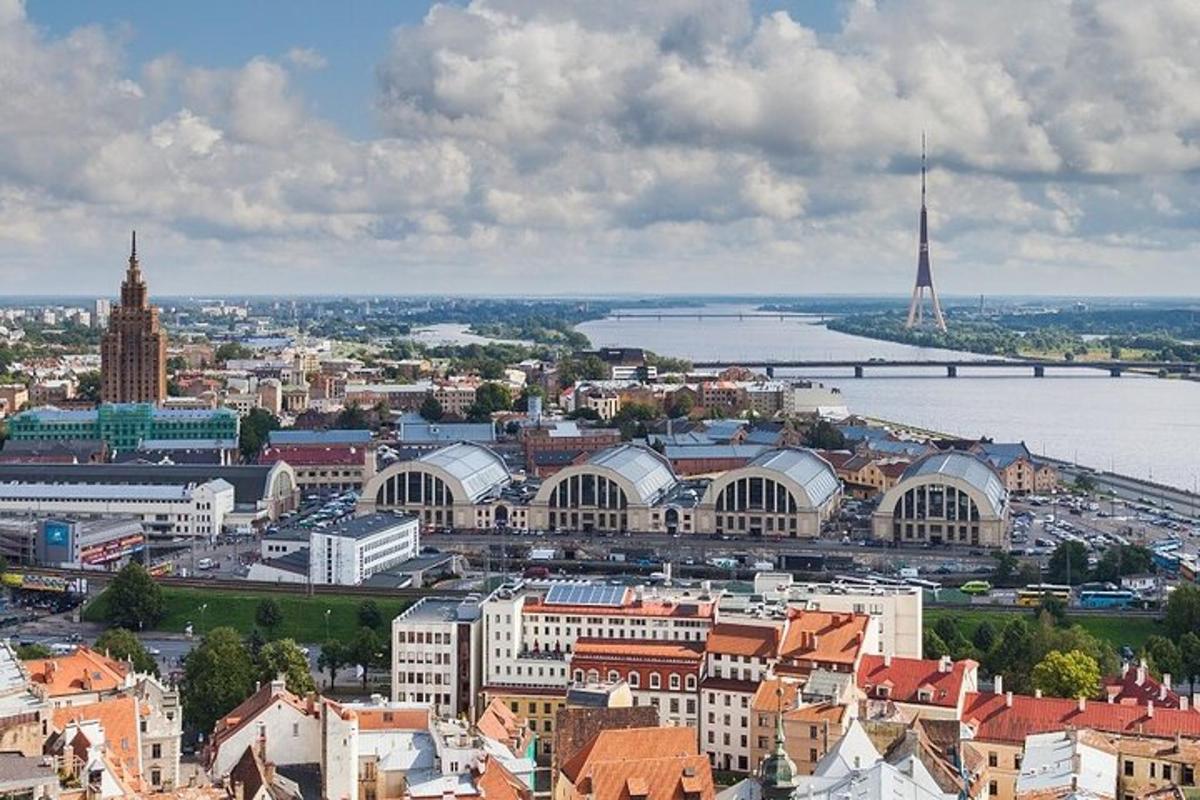 una vista aerea di una città con la torre Eiffel