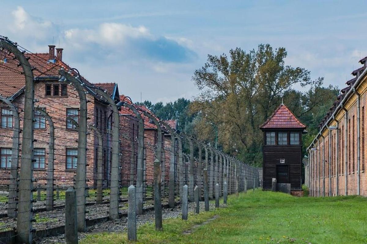 rida telliskivihooneid aia kõrval