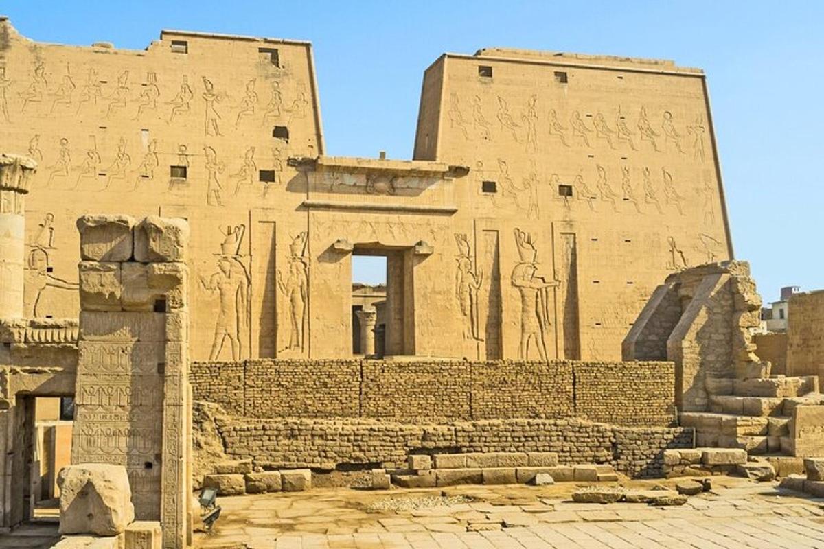 un edificio con rilievi sui lati