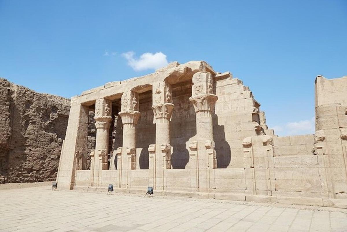 un antico edificio con colonne laterali