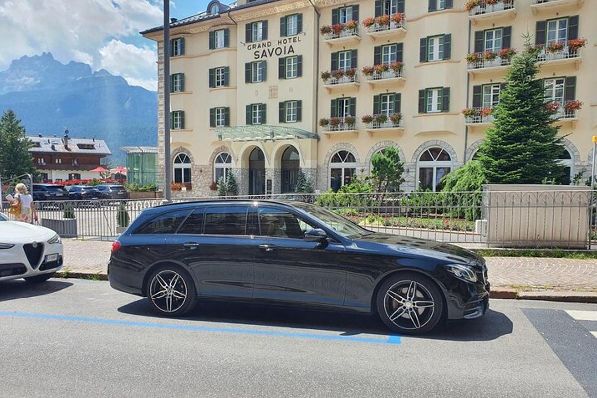 un'auto nera parcheggiata davanti a un edificio