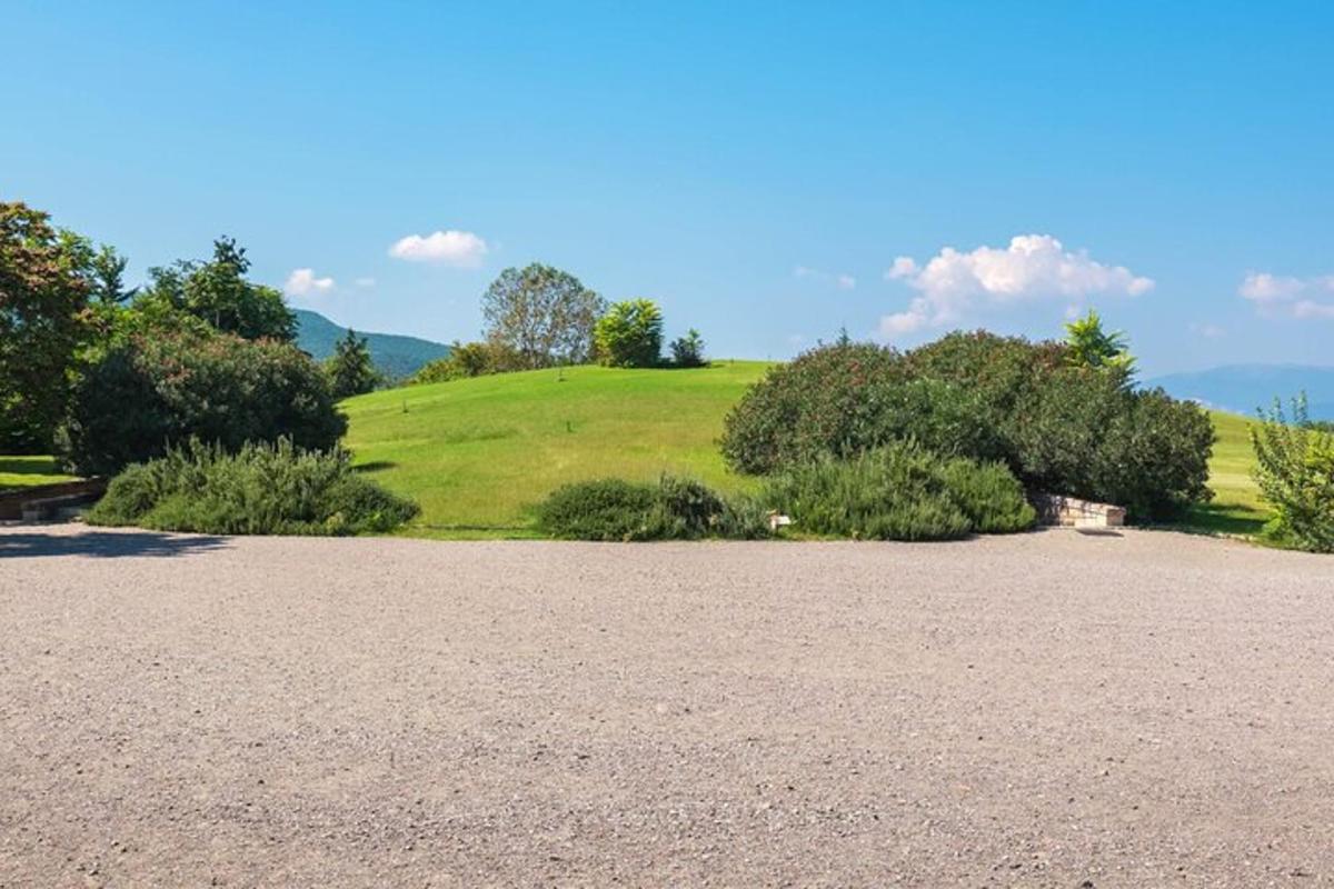 una collina erbosa con un campo sullo sfondo