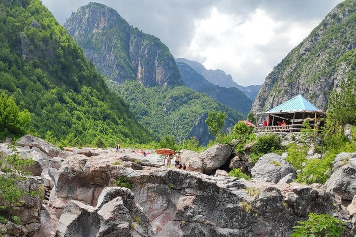 un gruppo di persone in piedi su una montagna con delle rocce