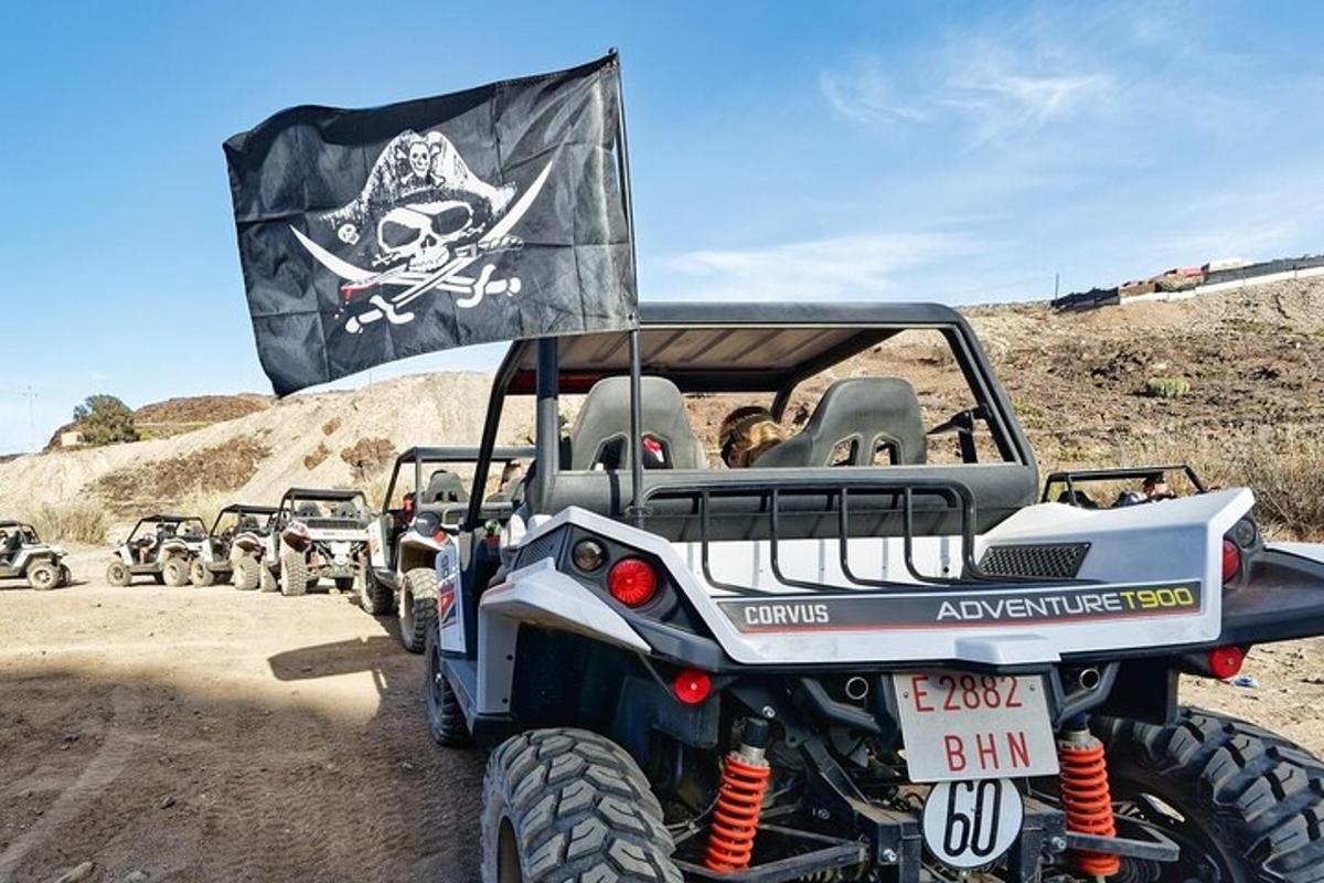 ATV parkiran na zemljanom putu sa zastavom