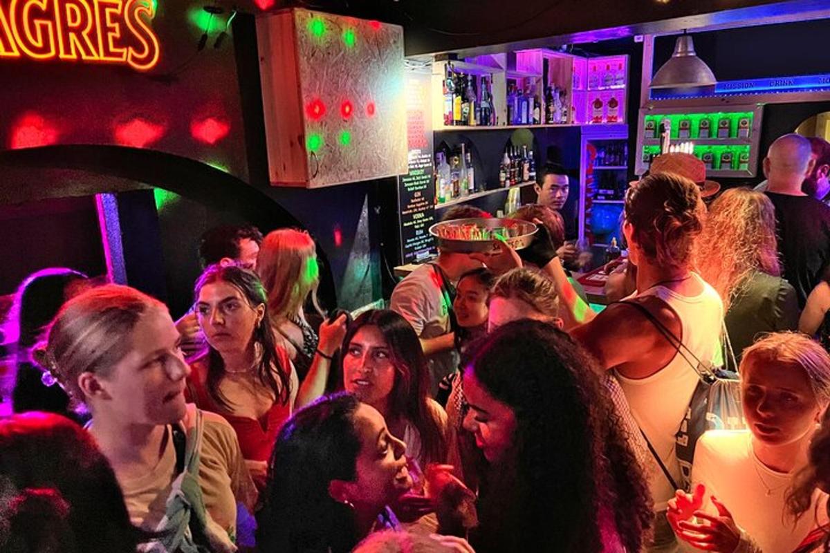 sekumpulan orang berdiri di bar