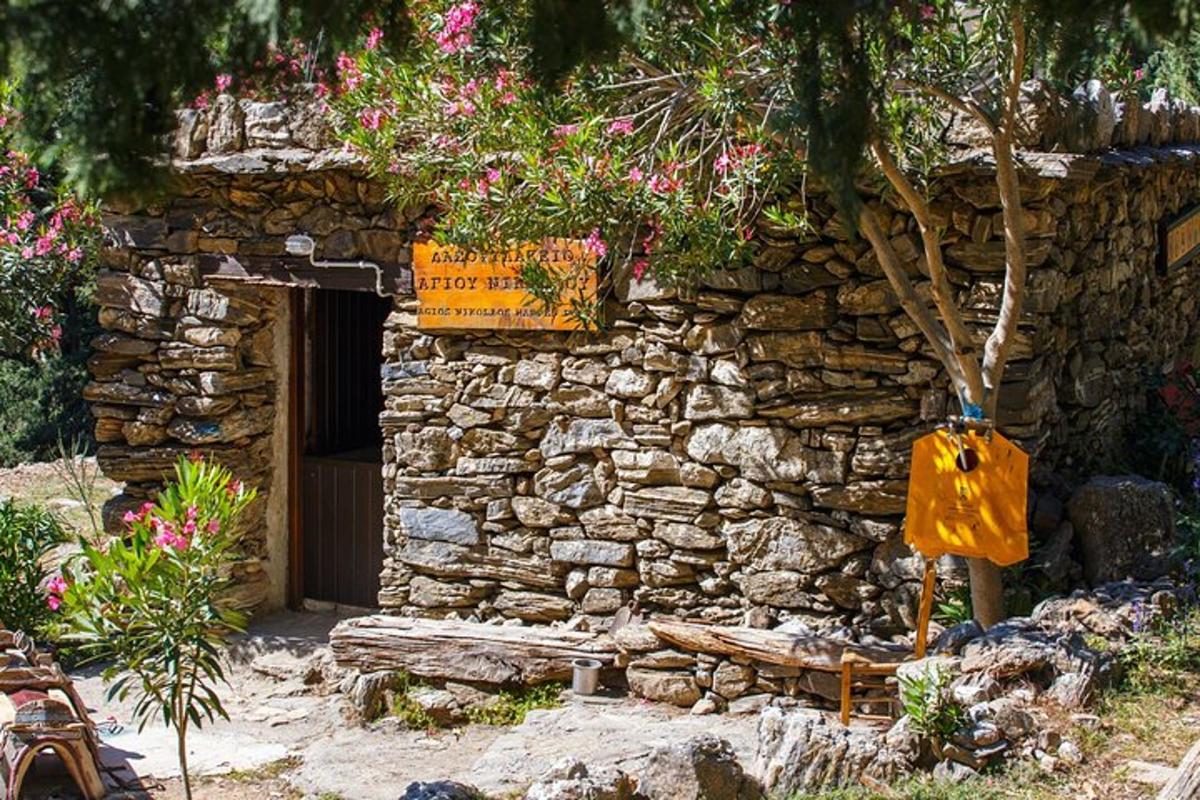 Un edificio de piedra con un cartel en él.