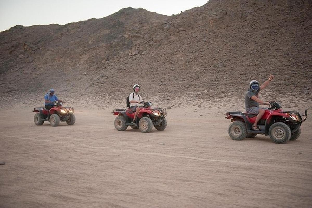 trois personnes sur des VTT roulant sur un chemin de terre
