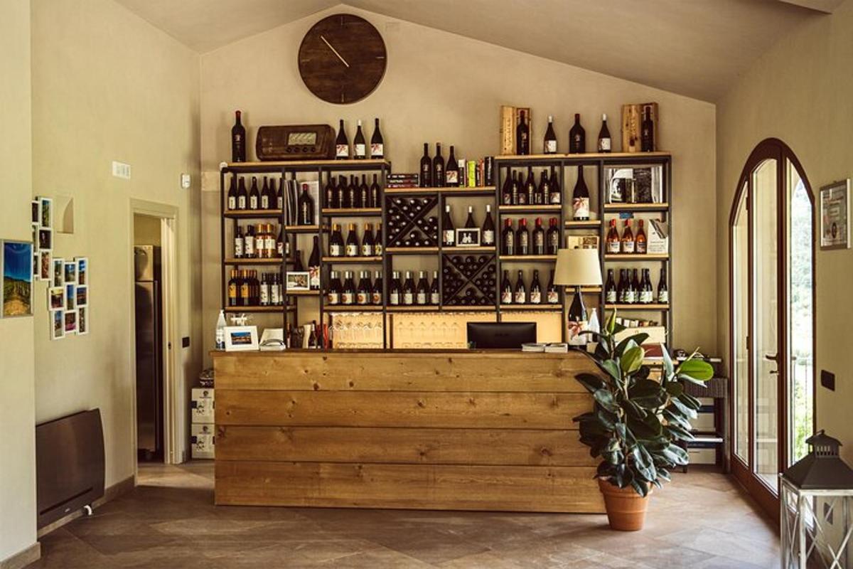 un'enoteca con un grande scaffale di bottiglie di vino