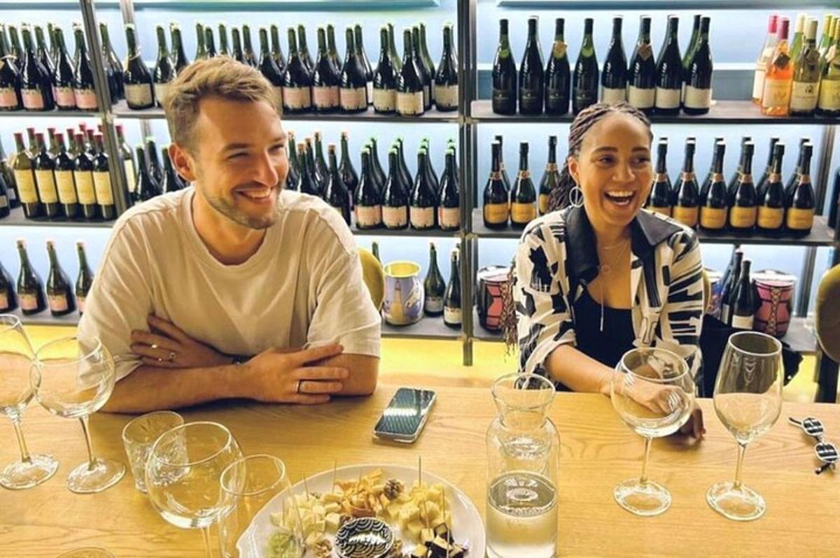 un homme et une femme assis à une table avec des verres à vin