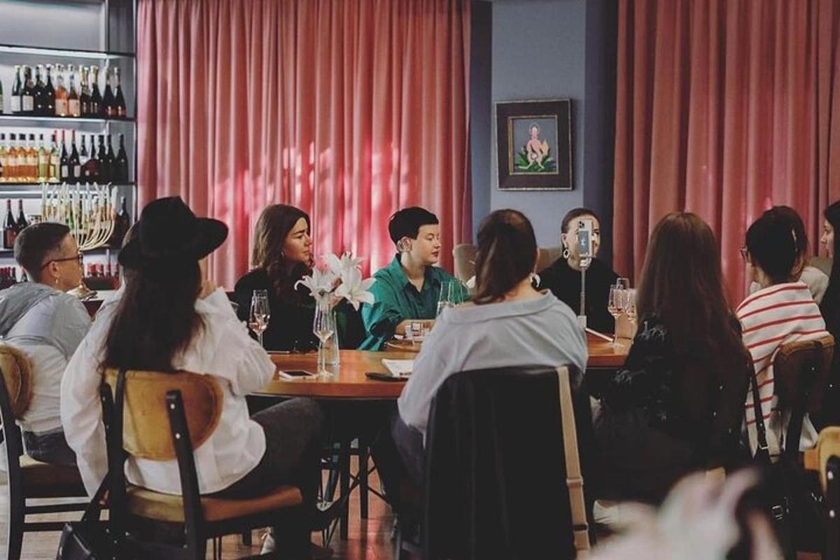 grupa ludzi siedząca przy stole w restauracji