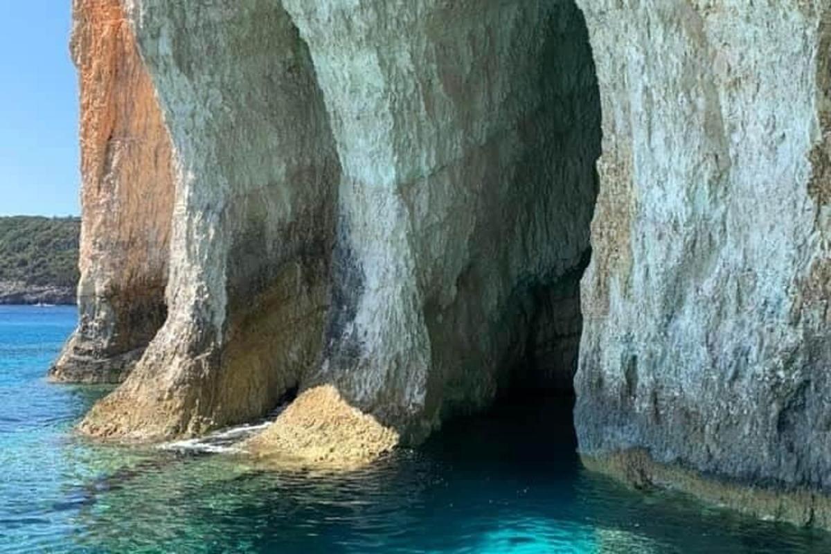 пећина на страни водене површине