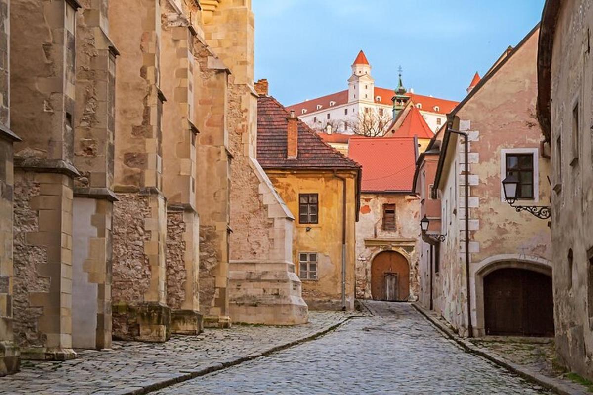 ulička ve starém městě s budovou