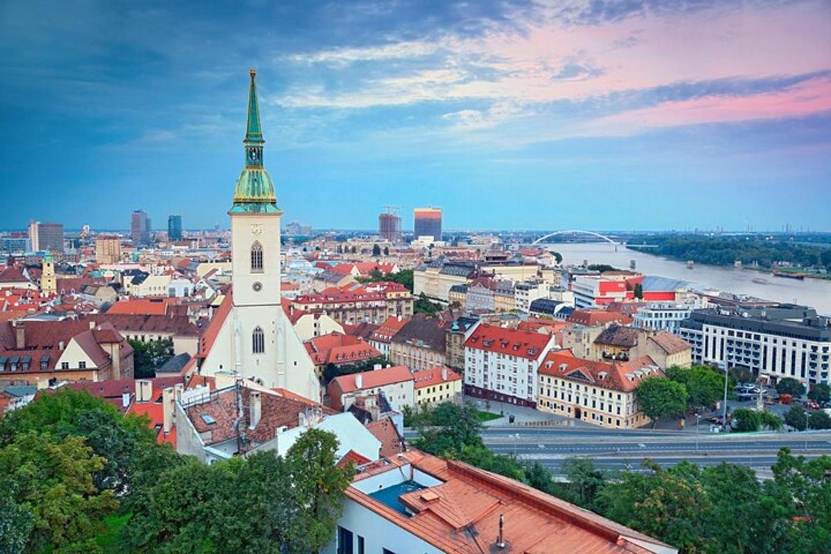 pohled na město s hodinovou věží