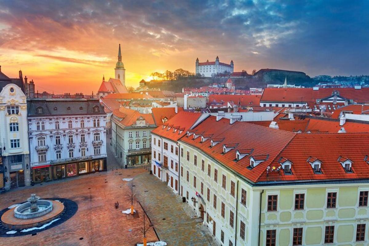 pohled na město s budovami při západu slunce