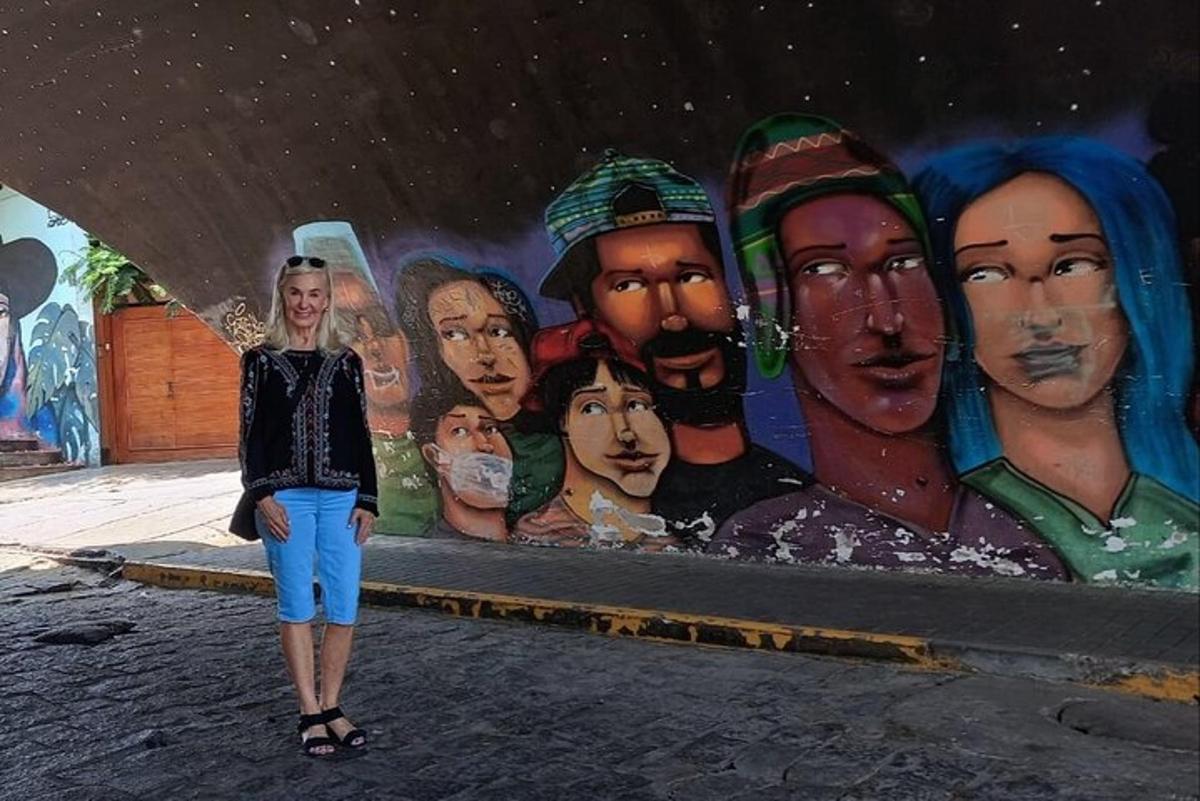 moteris stovi priešais sieną su freska