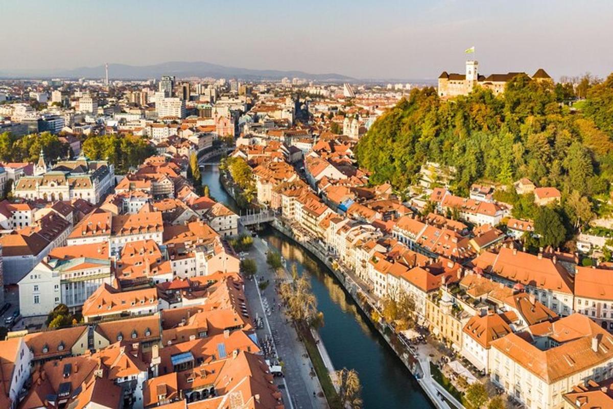 Letecký pohled na město s budovami a řekou