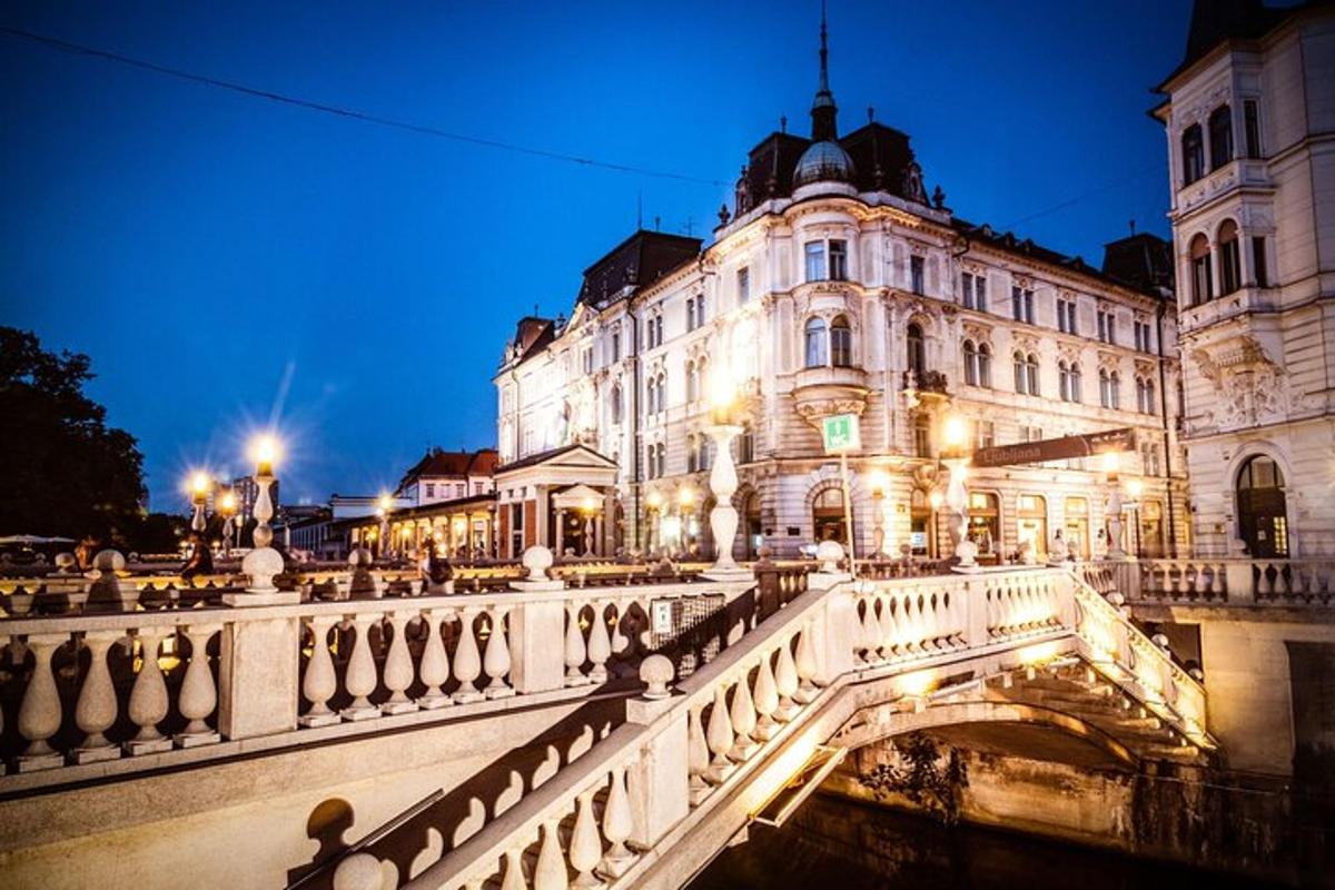 most přes řeku před budovou