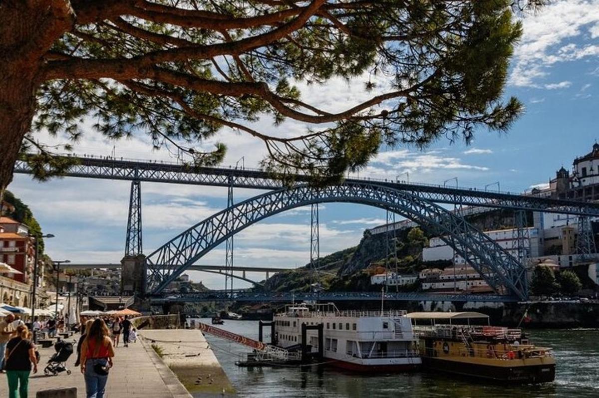 un ponte sopra un fiume con barche in acqua