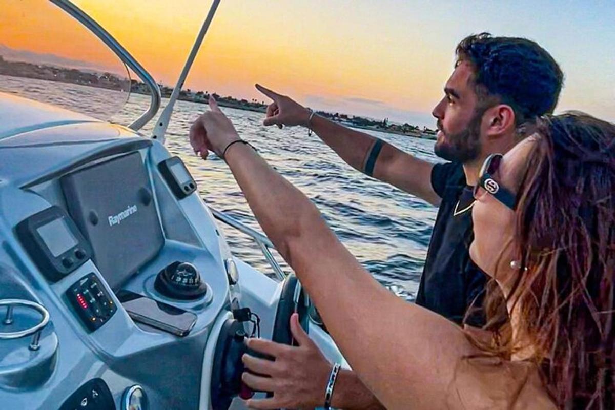 Un hombre y una mujer en un barco en el agua