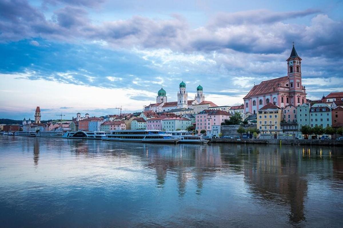 pohled na město s řekou a budovami