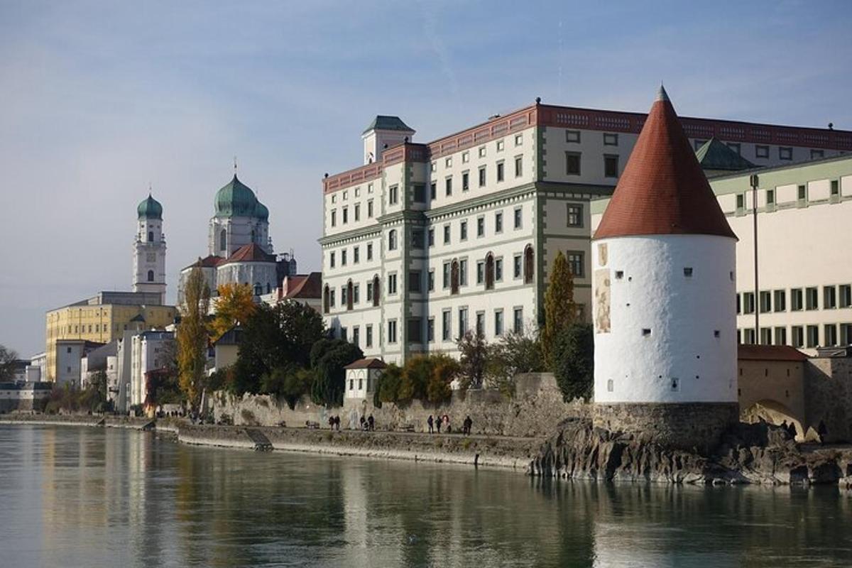 budova s věží vedle řeky